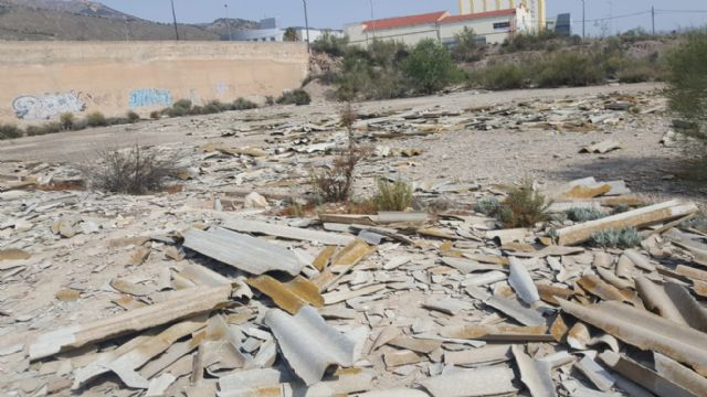 Pedro Sosa exige la retirada de amianto del solar anexo al centro de vóley playa, convertido en una escombrera