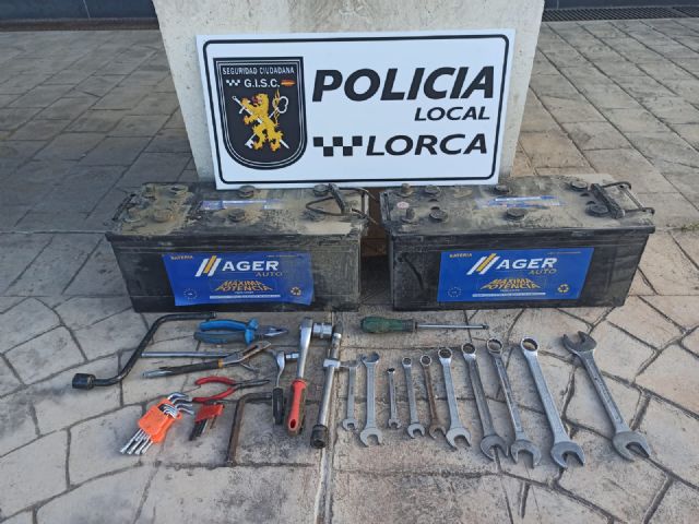 La Policía Local de Lorca detiene a un individuo con numerosos antecedentes por un presunto delito de robo de dos baterías de grandes dimensiones del interior de un camión