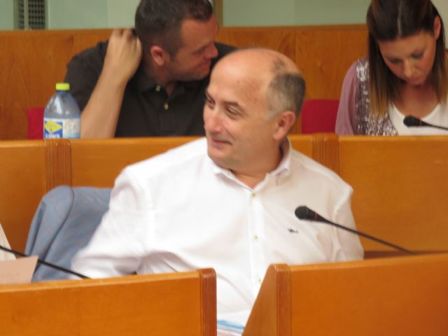 El portavoz del grupo municipal de Ciudadanos en Lorca, Antonio Meca, en el salón de plenos.