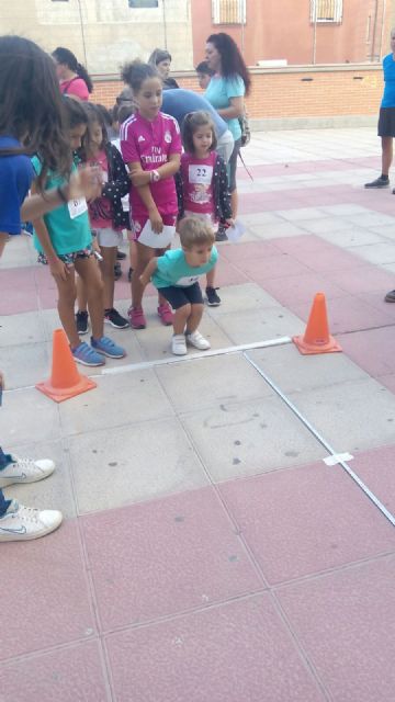170 niños participan en la sesión de Jugando al Atletismo en la Calle en el Parque de San José