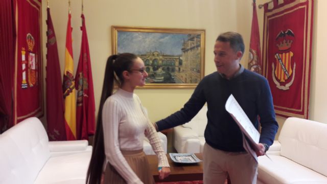 El Alcalde felicita a Raquel Martínez, la joven escritora lorquina ganadora del VI Concurso Nacional de Cuentos sobre Familias Numerosas