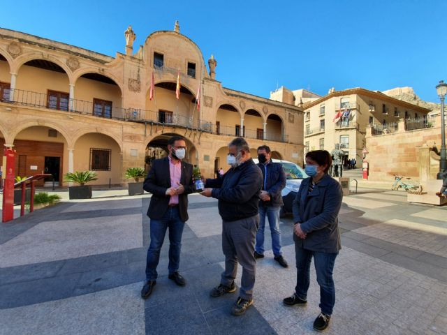 El alcalde de Lorca hace entrega de los 100 litros de aceite procedente de los 500 kilos de aceitunas recogidos de los olivos municipales a la Asociación 'El Buen Camino'