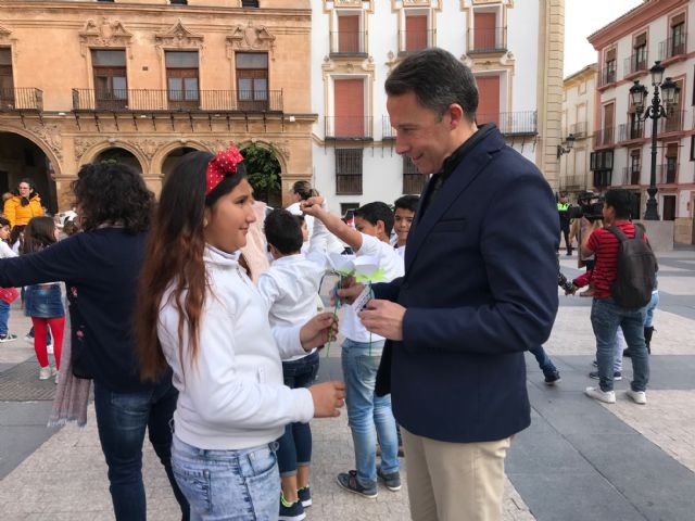 Más de 100 escolares del colegio 'Casa del Niño' celebran el Día de la Paz con una visita al Ayuntamiento y una actuación en Plaza de España