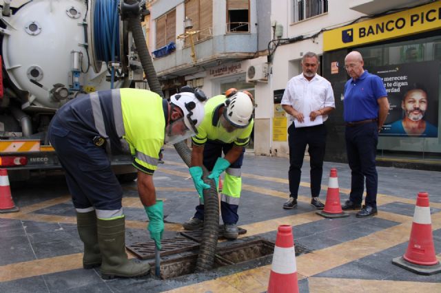 Aguas de Lorca intensifica los trabajos preventivos de limpieza de imbornales ante la temporada de lluvias