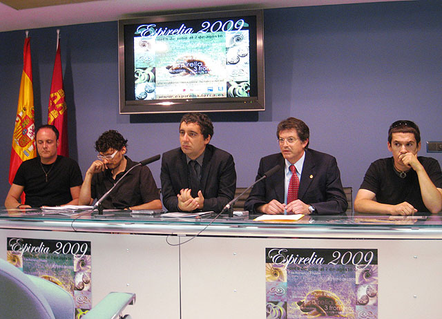 De izquierda a derecha, el guitarrista y compositor de M-Clan, Ricardo Ruipérez, el director de contenidos del festival, Miguel Tébar, el consejero de Cultura y Turismo, Pedro Alberto Cruz, el alcalde de Lorca, Francisco Jódar, y el cantante y guitarrista de Maldita Nerea, Jorge Ruiz