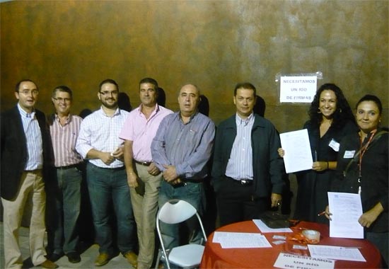 El secretario general del PSOE en Lorca, Diego Ferra (3i) junto a militantes de base y cargos orgánicos e institucionales de la Agrupación