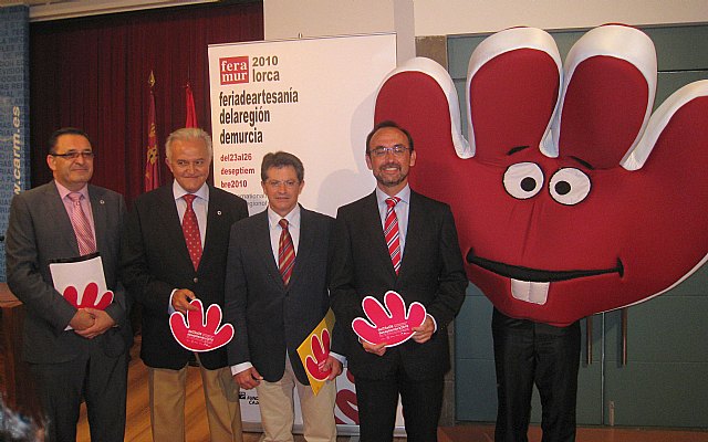 El consejero de Universidades, Empresa e Investigación, Salvador Marín, presenta la Feria de Artesanía de la Región de Murcia (Feramur).
