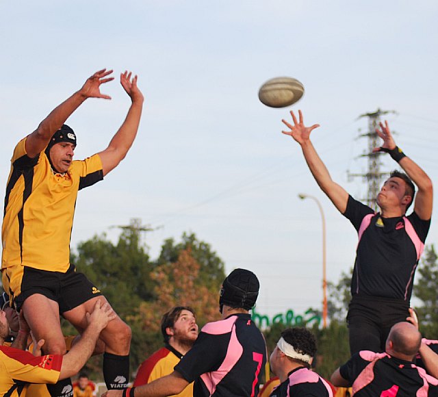 Disputa de saque de linea en un momento del partido entre XV Rugby Murcia y CR Lorca 