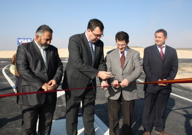 El consejero de Obras Públicas y Ordenación del Territorio, José Ballesta (2i), acompañado de los alcaldes de Lorca, Francisco Jódar (2d), y Aledo, Simón Alcaraz (1i), y el concejal de Infraestructuras de Lorca, Ángel Meca (1d), inaugura la carretera RM-C2