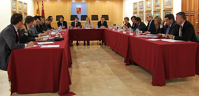 Los consejeros de Presidencia y Administraciones Públicas, María Pedro Reverte, de Cultura y Turismo, Pedro Alberto Cruz, y de Justicia y Seguridad Ciudadana, Manuel Campos, han mantenido esta mañana en el Palacio de San Esteban una reunión extraordinaria con la Comisión de Secretarios Generales, en la que también ha participado el alcalde de Lorca, Francisco Jódar, y varios concejales del consistorio lorquino, sobre las acciones que se están realizando con motivo del terremoto  de Lorca.