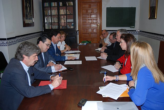 El consejero en funciones, Joaquín Bascuñana,  durante la reunión mantenida hoy en Lorca para estudiar la situación de la residencia para mayores 