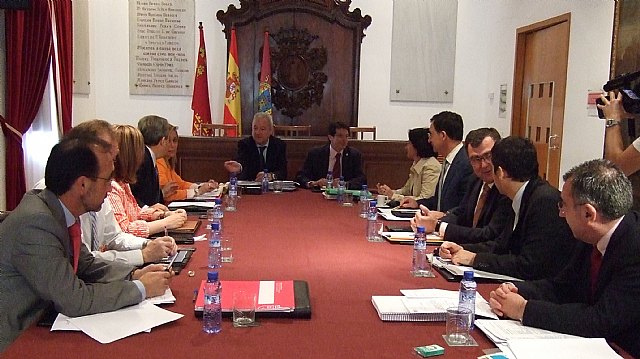 El Consejo de Gobierno celebró hoy su reunión semanal ordinaria en el municipio de Lorca. La reunión estuvo presidida por el jefe del Gobierno regional, Ramón Luis Valcárcel, y a ella asistió el alcalde de la localidad, Francisco Jódar