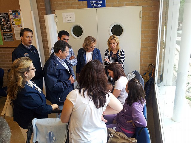 el alcalde Francisco Jódar con vecinos desalojados de sus viviendas que iniclmente han sido alojados en el Pabellón de San Antonio pero finalmente han sido alojados en hoteles de la ciudad