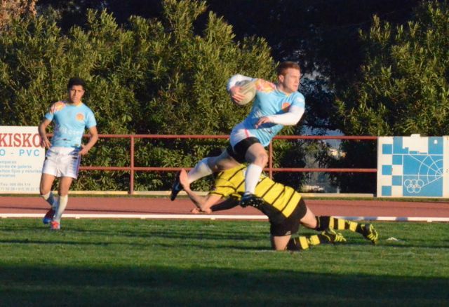 Momento de la primera parte en que el zaguero del Lorca esquiva un placaje  / Foto: Marta Garcia Martínez