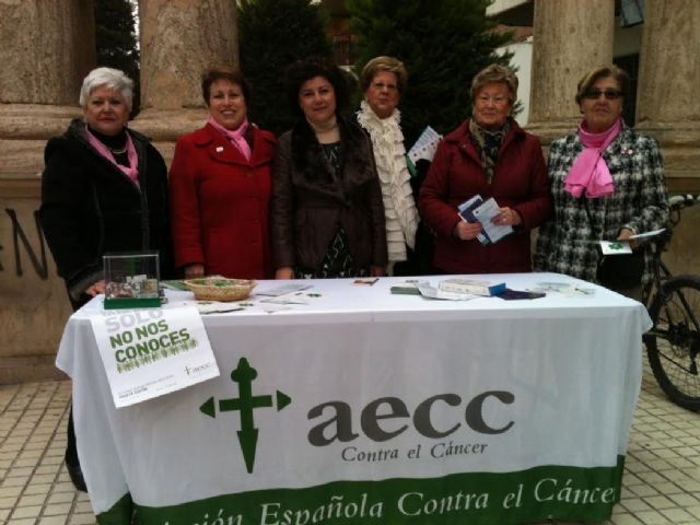 Lorca conmemora el Día Mundial contra el Cáncer con una charla y dos mesas informativas