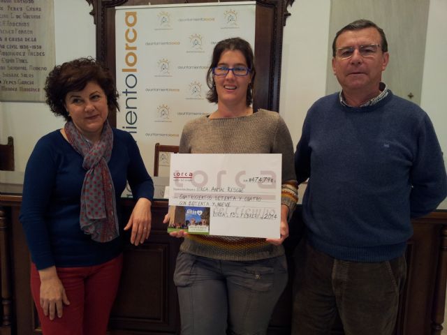 El Ayuntamiento entrega a Lorca Animal la recaudación del Día de San Antón que se desarrolló en el castillo