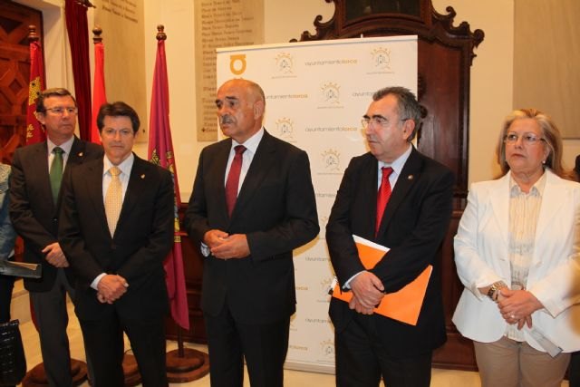 Garre afirma que 'el pueblo de Lorca se ha constituido como un molino fuerte, capaz de superar todas las tempestades'