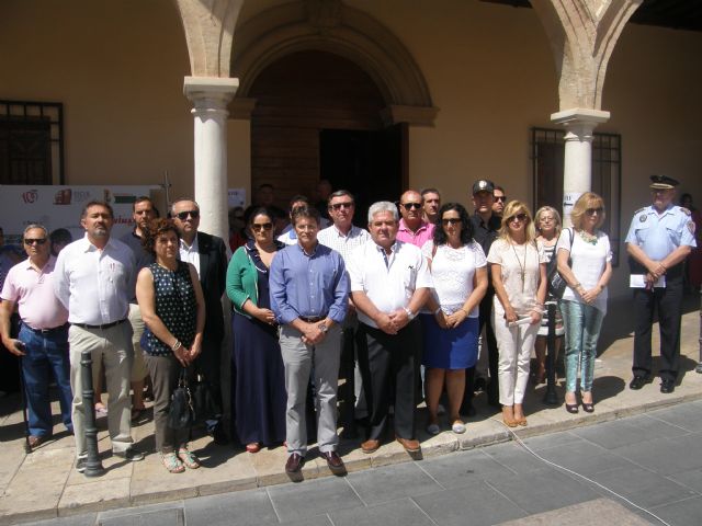 El Ayuntamiento de Lorca guarda un minuto de silencio en memoria de Miguel Ángel Blanco, edil de Ermua asesinado por ETA hace 17 años