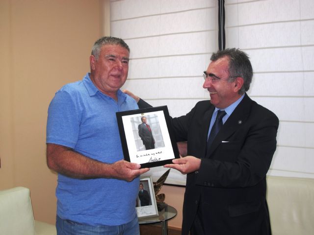 El consejero Manuel Campos recibe al presidente de la comunidad de propietarios del barrio de San Fernando, de Lorca