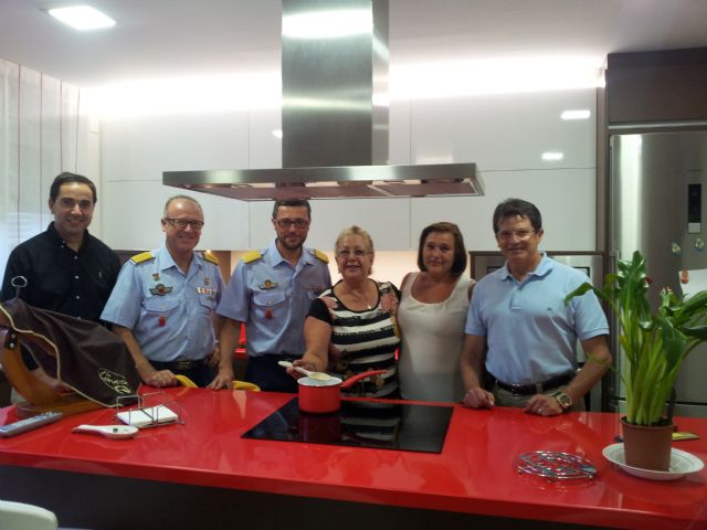 EL Alcalde de Lorca participa en la entrega de llaves y cédulas de habitabilidad a las 16 familias del Edificio UME de La Viña