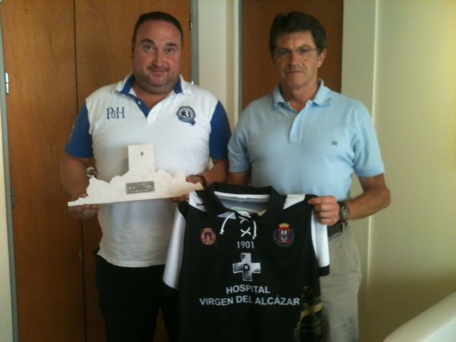 El Club de Fútbol Lorca Deportiva presenta a Francisco Jódar el trofeo 'Alcalde de Lorca', que recupera este domingo