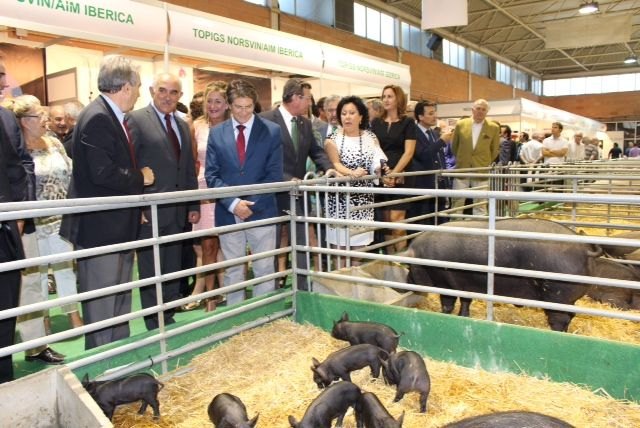 Garre afirma que el Gobierno regional mantiene su apuesta por un sector ganadero fuerte y competitivo