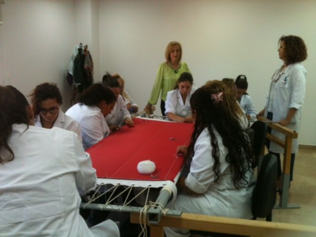 El Ayuntamiento de Lorca muestra en Feramur sus talleres de mosaicos de teselas y de bordado lorquino