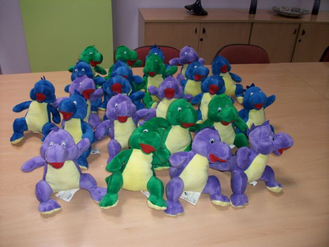 Consumo decomisa 23 dinosaurios de peluche
