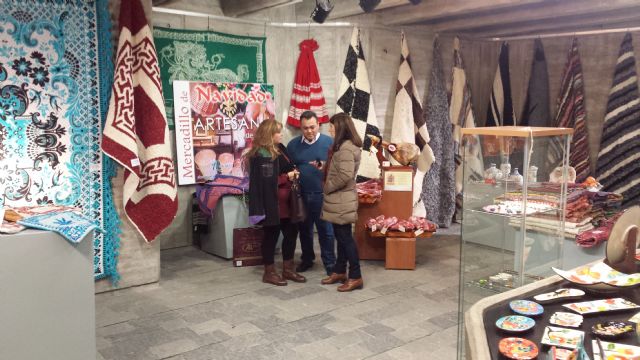 La directora Ana Cobarro (2d) junto a artesanos de Artelor