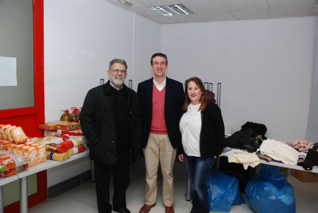 El PSOE Lorquino entrega la ropa y alimentos recogidos durante la campaña 'Navidad Solidaria 2014'