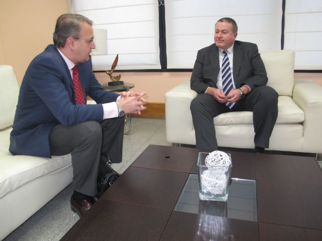 El consejero de Fomento se interesa por el nuevo Museo del Paso Azul de Lorca