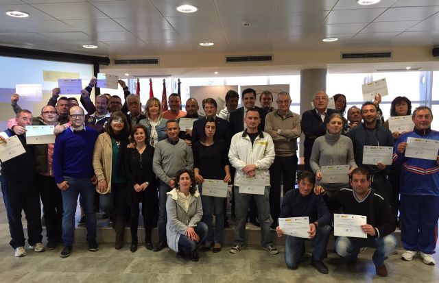 Francisco Jódar y Alejandro Zamora entregan los diplomas a 24 participantes en el programa de formación y empleo