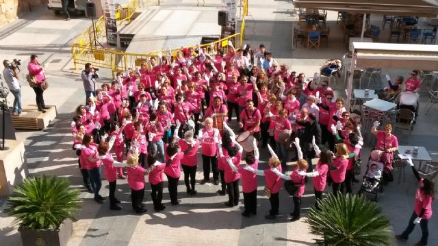 250 personas forman dos corazones contra la violencia de género en Lorca