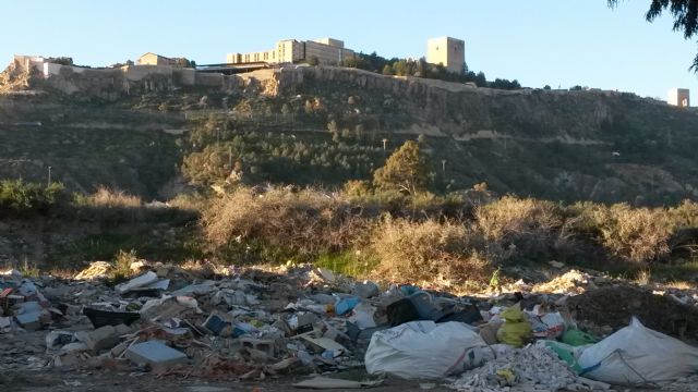Ciudadanos-Partido de la ciudadanía denuncia la formación de 'escombreras' en la carretera del salto