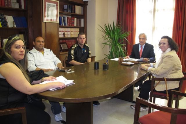 Fomento se suma a la firma de las escrituras de las nuevas viviendas del barrio lorquino de San Fernando