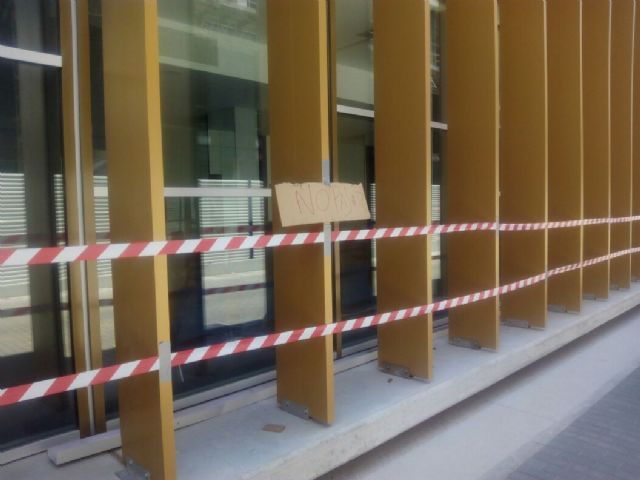 IU-Verdes pide una revisión urgente y minuciosa del Centro de Salud de Sutullena ante desprendimientos de su fachada