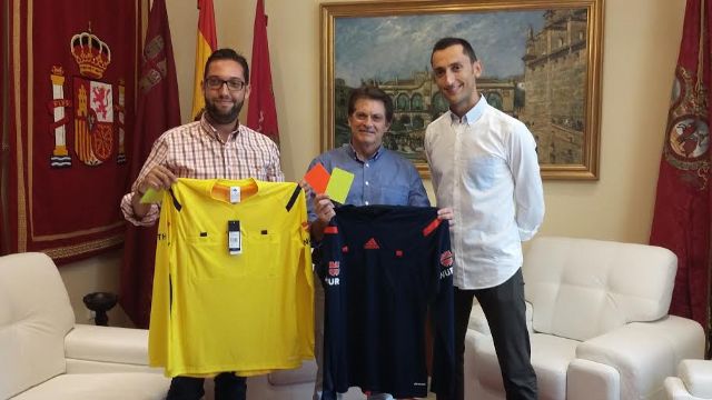 El Alcalde de Lorca recibe al colegiado lorquino José María Sánchez Martínez