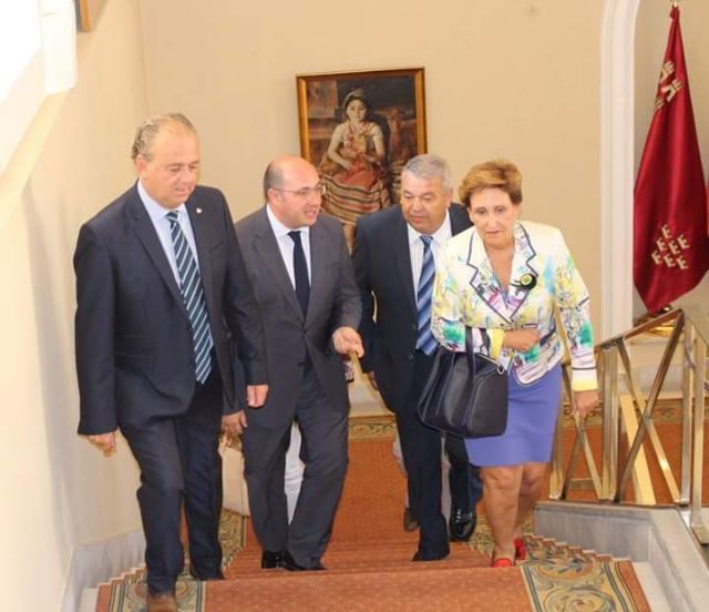 El Presidente de la Comunidad Autónoma recibe al Paso Azul en San Esteban
