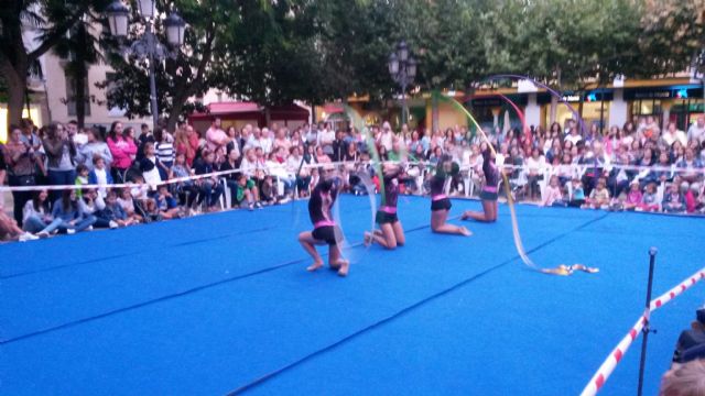 41 jóvenes gimnastas lorquinas deleitaron a las más de 500 personas que se concentraron en la Plaza de Calderón con una exhibición de Gimnasia Rítmica