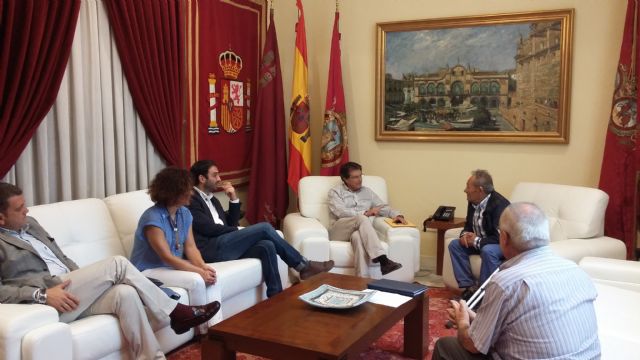 El Alcalde agradece a Juan Perán el mecenazgo del Grupo Pikolinos