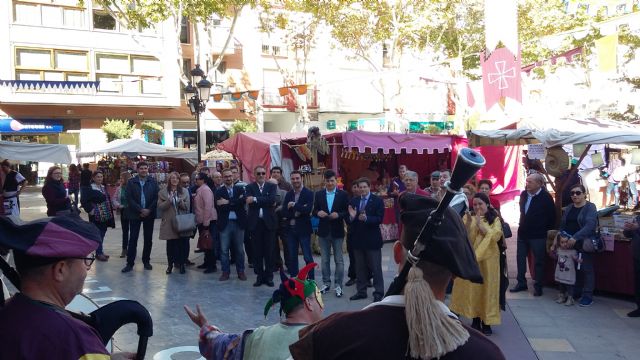 Embutidos caseros, carnes a la brasa, pastelería, juguetes artesanos y orfebrería, entre la amplia oferta de productos del mercado medieval