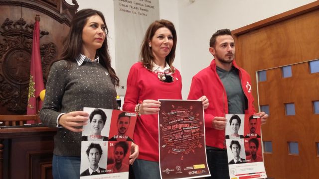 Ayuntamiento y Cruz Roja conmemoran el Día Mundial del Sida con campañas informativas, reparto de folletos, calendarios, marcapáginas, preservativos y lazos
