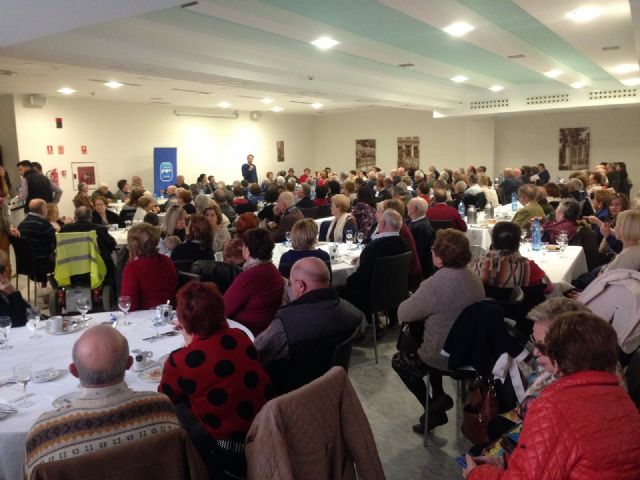 Francisco Jódar, Fulgencio Gil y Sandra Martínez han participado en un encuentro sectorial con más de 150 mayores del municipio para exponerles las claves del programa del Partido Popular