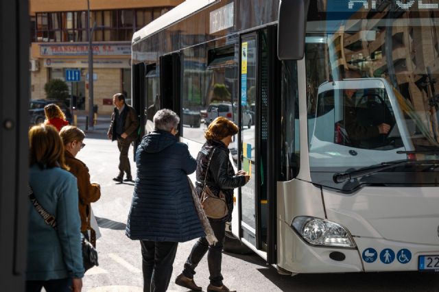 El Ayuntamiento de Lorca anuncia la gratuidad del transporte urbano para menores de 14 años y una rebaja del 40 % en abonos durante todo 2026