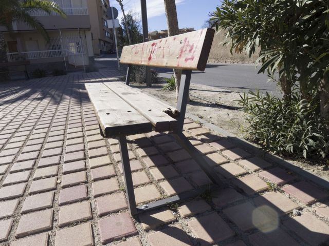 IU-Verdes denuncia que el equipo de gobierno ha sustituido un espacio de recreo para las personas mayores por un solar intransitable