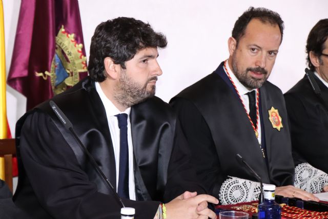 López Miras asiste al acto de toma de posesión del decano del Colegio de Abogados de Lorca y de su junta directiva