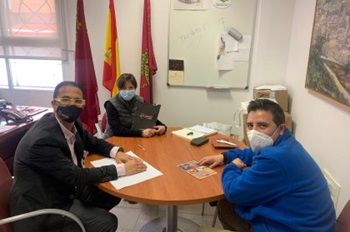 La concejala de Servicios Sociales se reúne con responsables de D´Genes para conocer los próximos proyectos y las principales necesidades de esta asociación