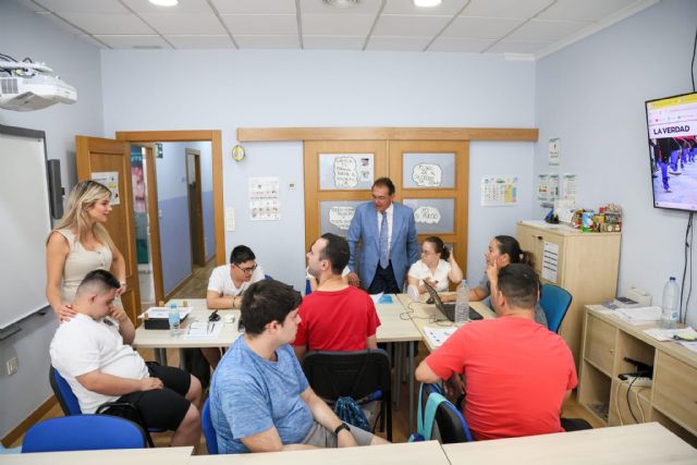Down Lorca impulsa un nuevo proyecto solidario con la donación de una obra de Elvira López