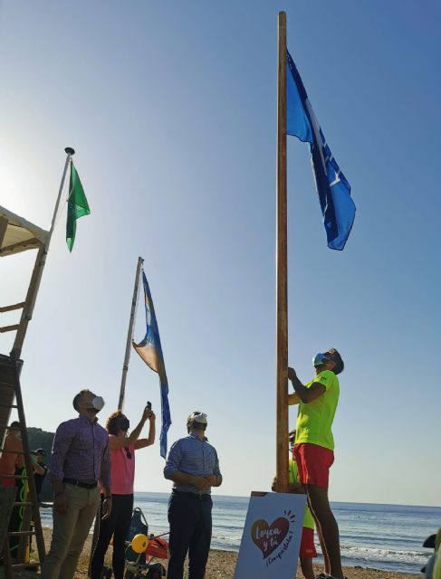 En las playas de Lorca luce nuevamente la Bandera Azul este verano por su calidad y los servicios que ofrecen