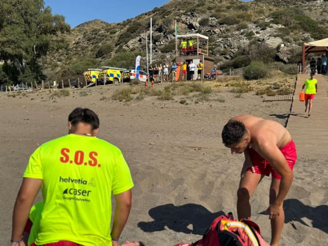 Quince socorristas integran el dispositivo de emergencias para garantizar la seguridad de los bañistas en las playas de Lorca este verano